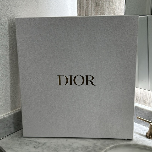 DIOR BOOK TOTE
BEIGE MULTICOLOR MIZZA EMBROIDERY- Large - Picture 7 of 9